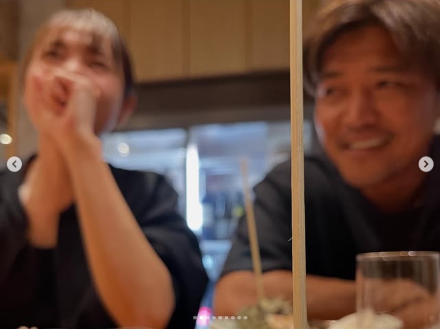 ピントがずれ、まだ判然としない「そっちのさおり」。右は大久保嘉人さん（豊ノ島のインスタグラムから）