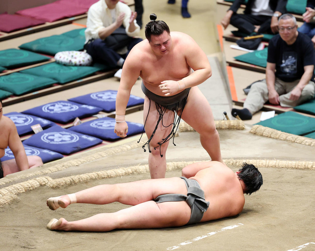 花岡（下）を肩すかしで破った丹治（撮影・鈴木正人）