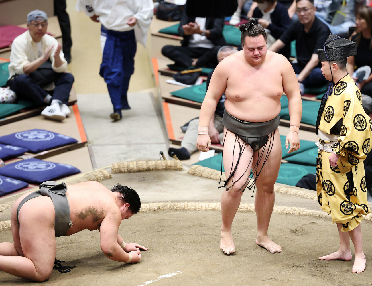 花岡（左）を肩すかしで破った丹治（撮影・鈴木正人）