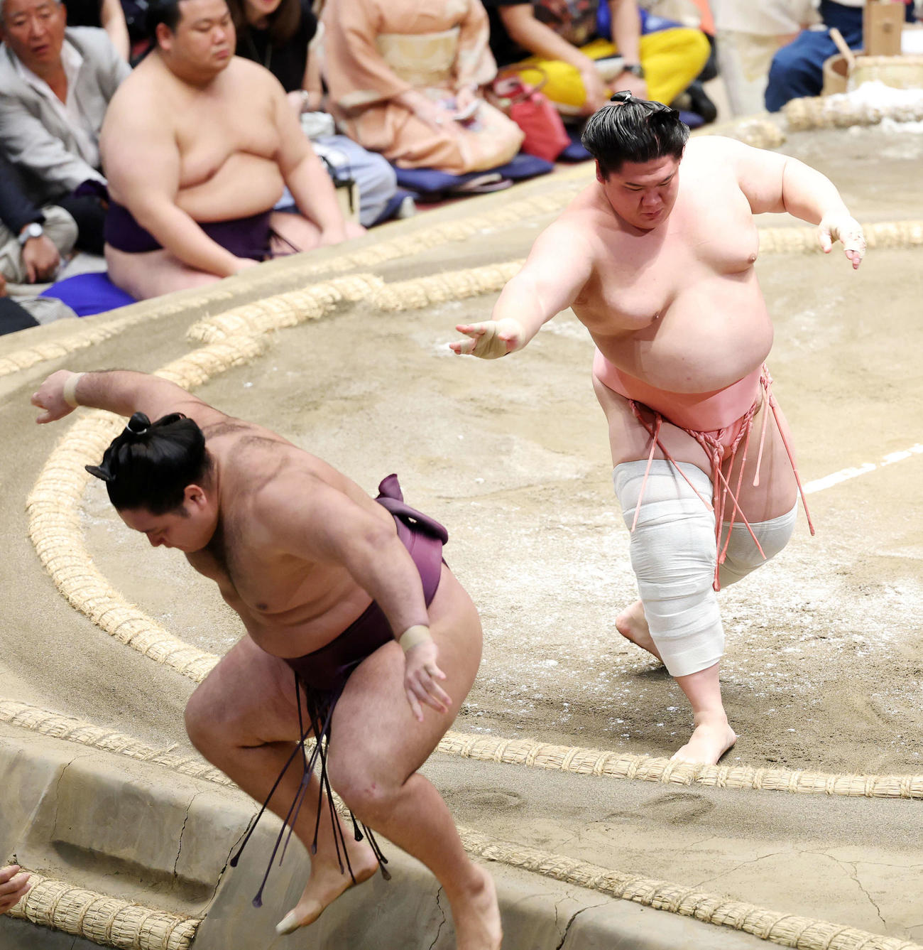 狼雅（左）を押し出しで破る宇良（撮影・鈴木正人）