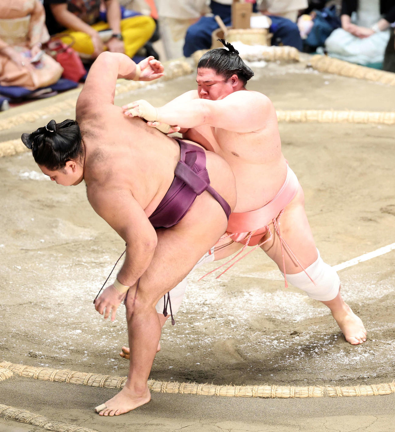 狼雅（左）を押し出しで破る宇良（撮影・鈴木正人）