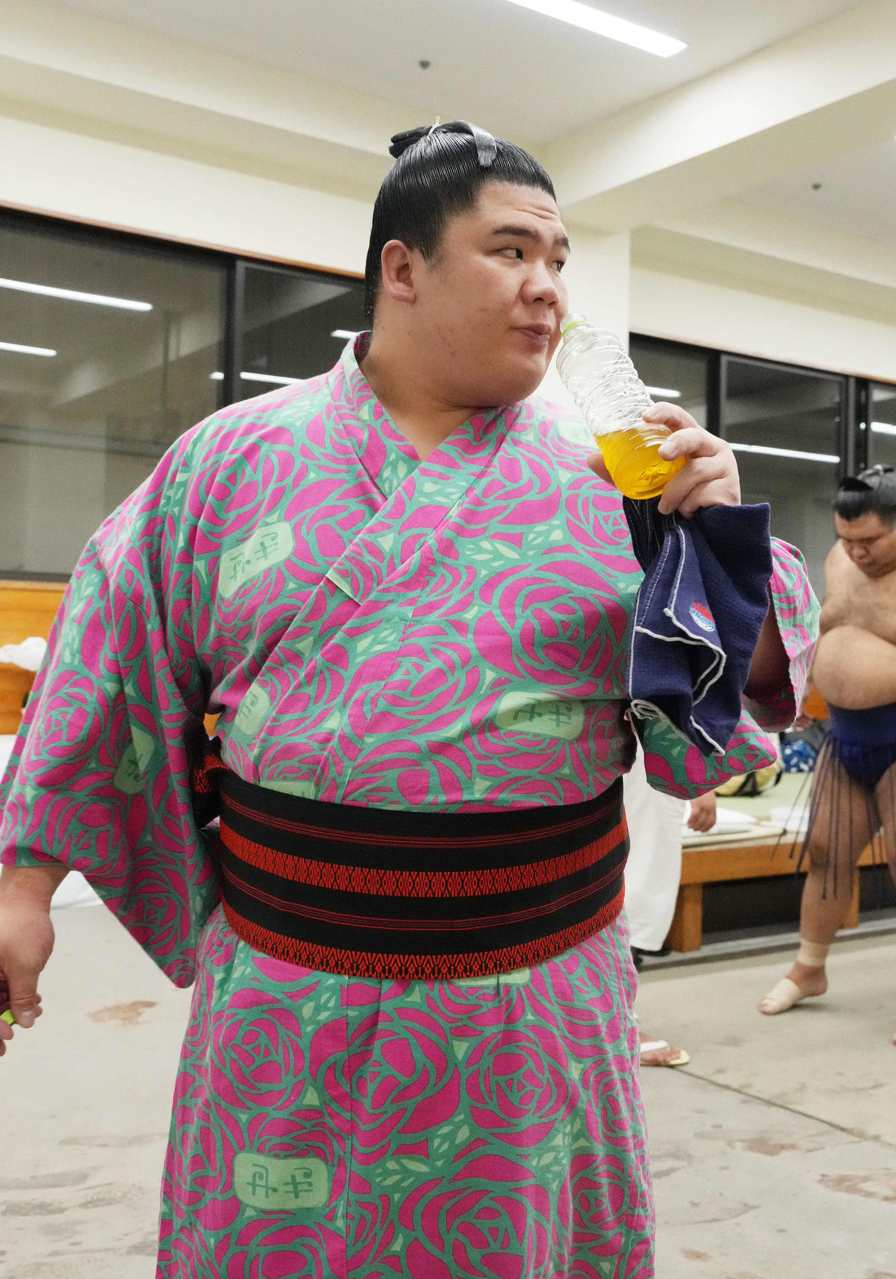 支度部屋を引き揚げる宇良（撮影・小沢裕）