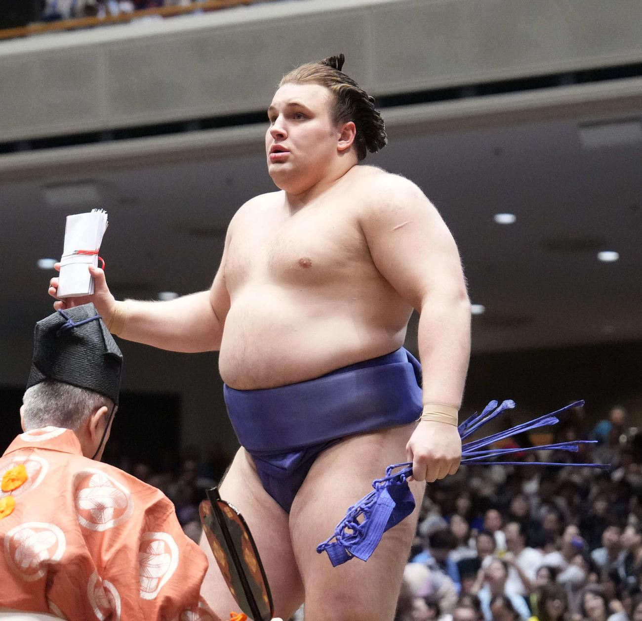 懸賞を手にする安青錦（撮影・小沢裕）