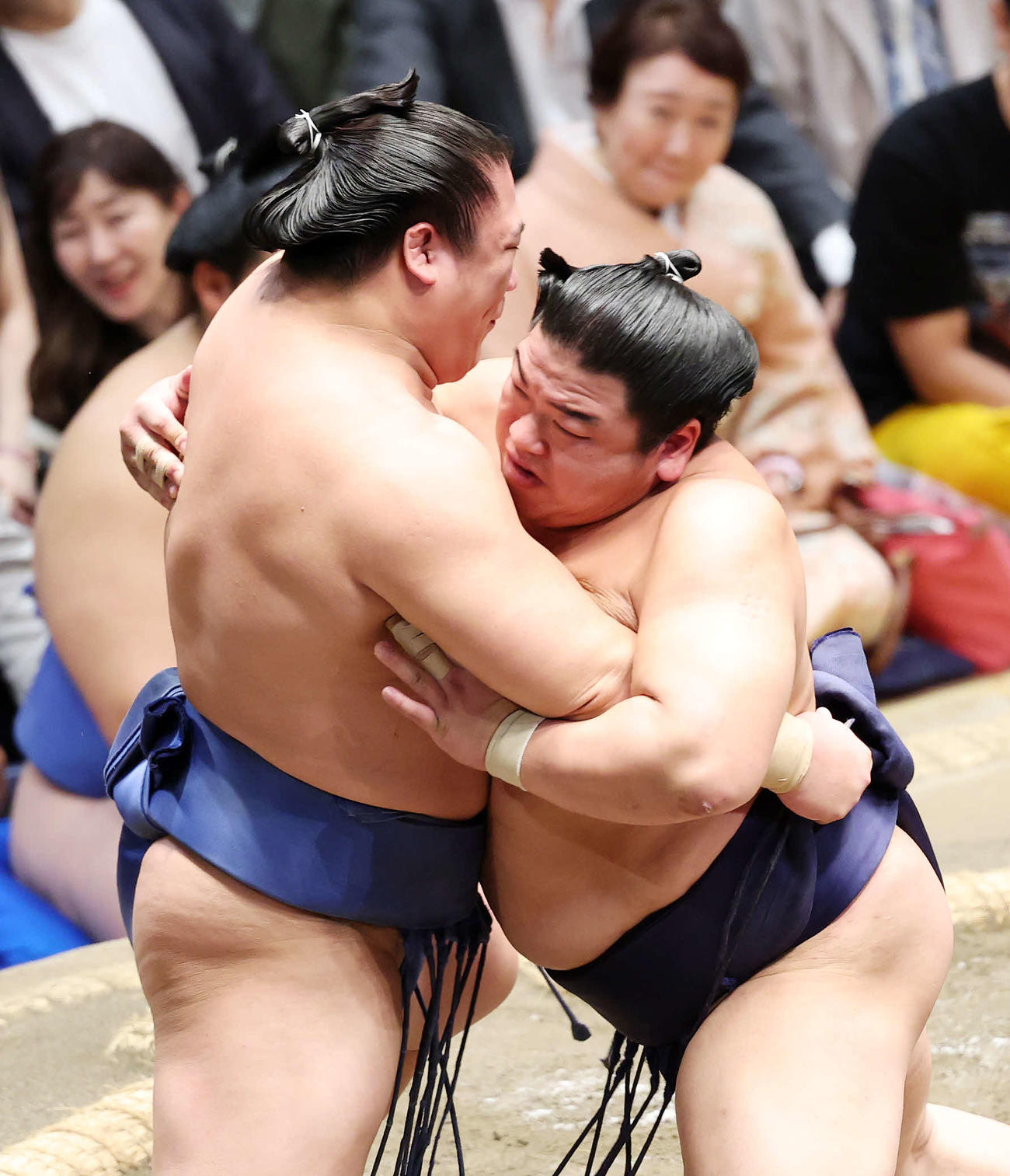 若隆景（左）を攻める平戸海（撮影・鈴木正人）
