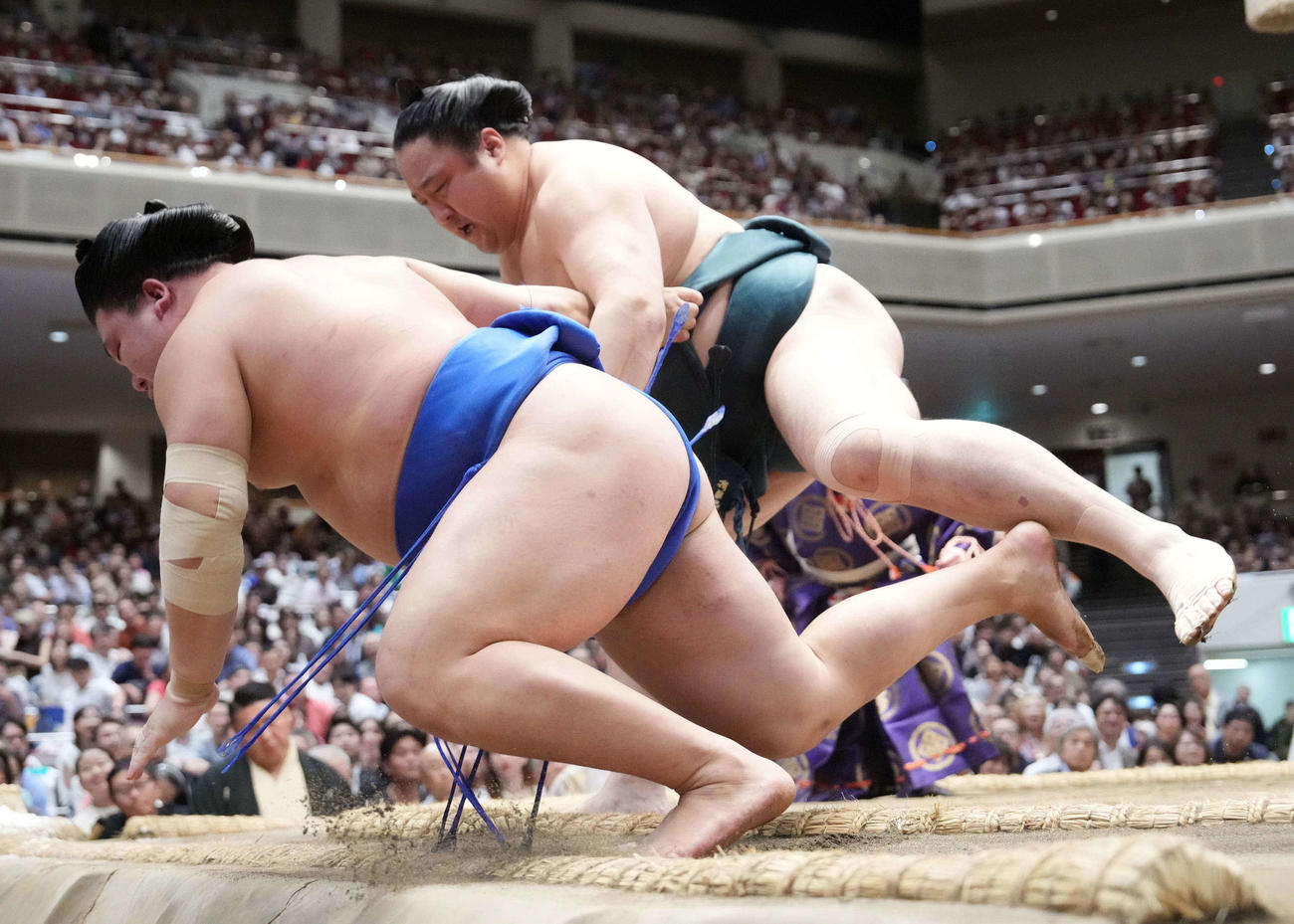 佐田の海は藤ノ川（左）を上手出し投げで破る（撮影・小沢裕）