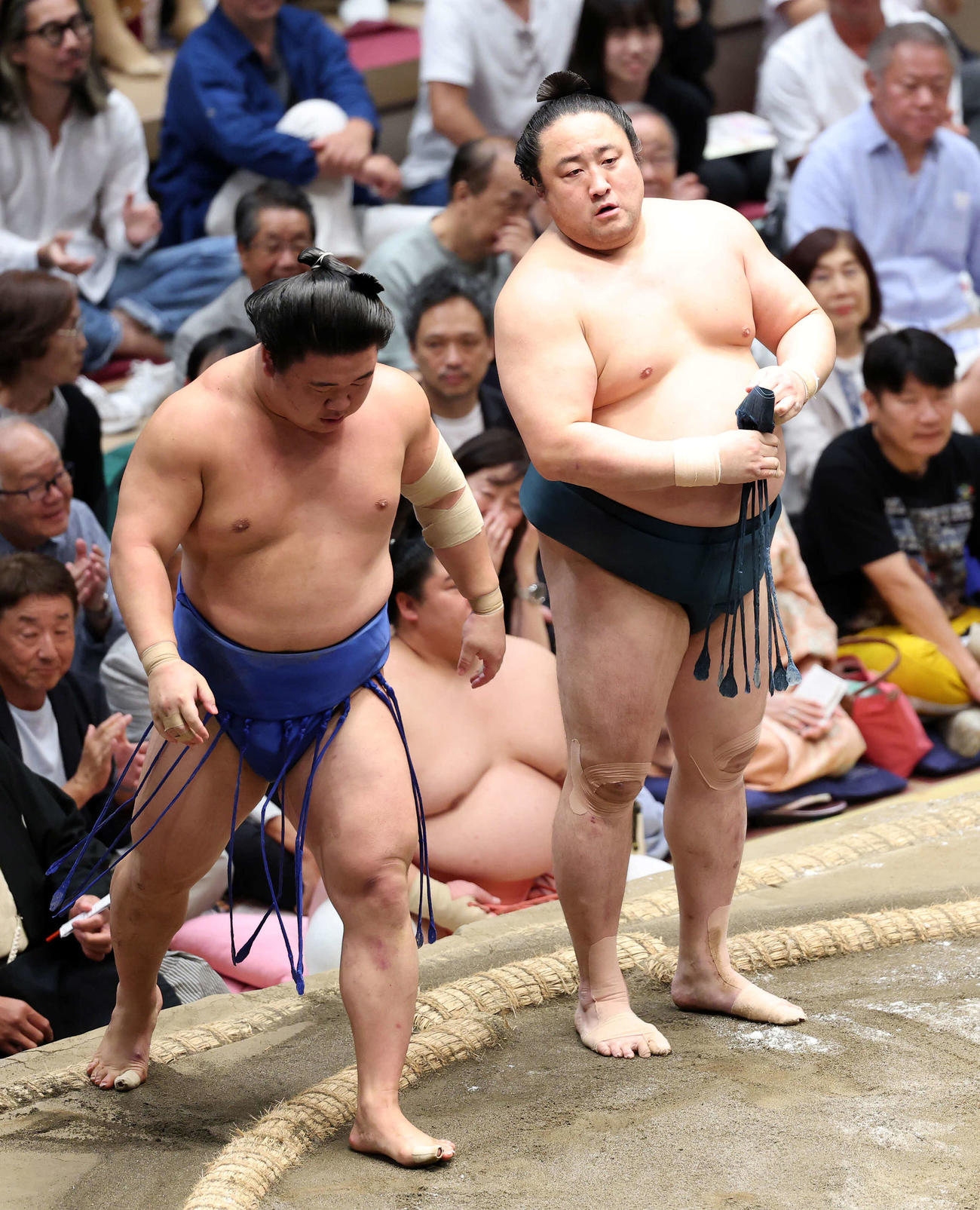 藤ノ川（左）を上手出し投げで破った佐田の海（撮影・鈴木正人）