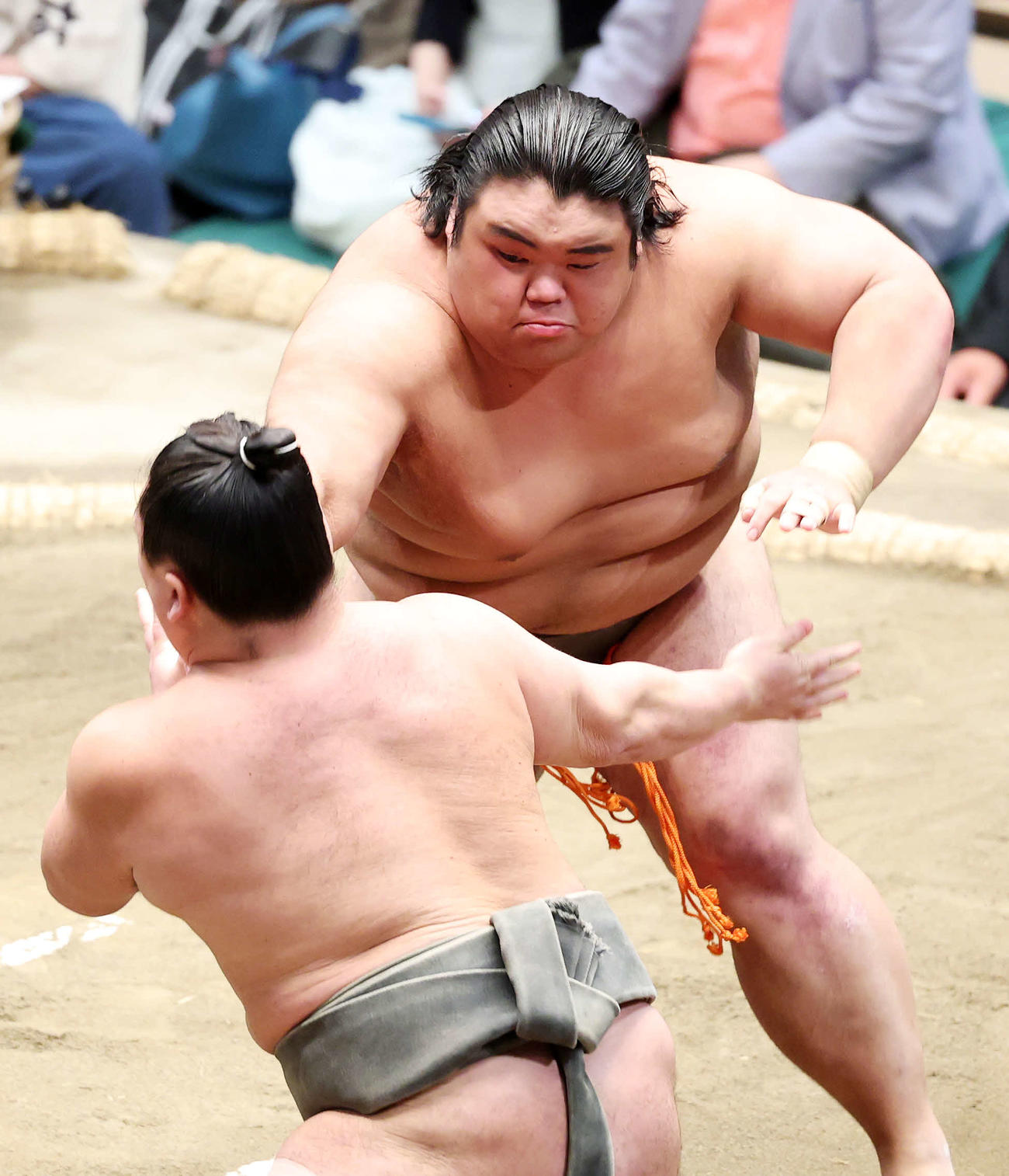 松井（手前）を攻める五島（撮影・鈴木正人）