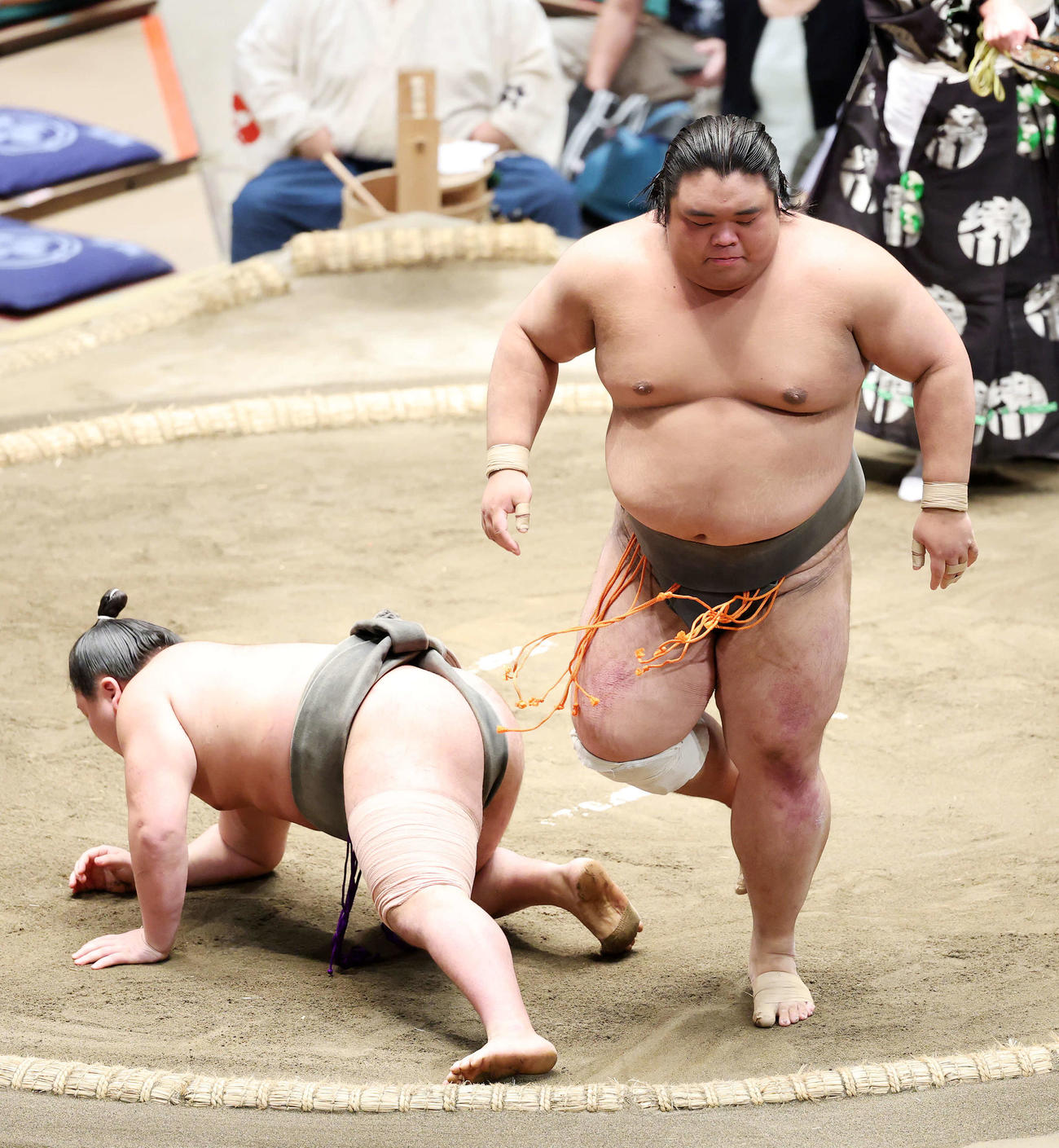 松井（左）を突き落としで破った五島（撮影・鈴木正人）