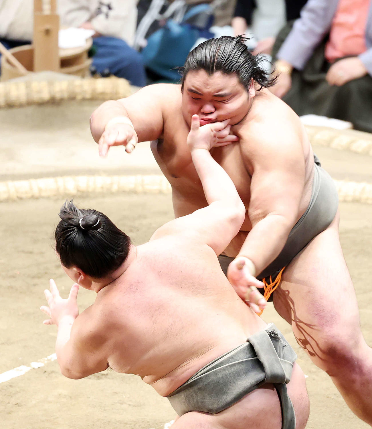 松井（手前）を攻める五島（撮影・鈴木正人）