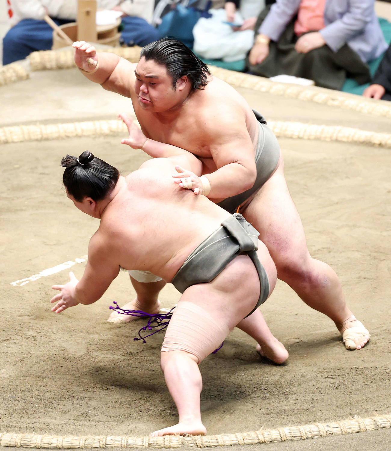松井（手前）を突き落としで破る五島（撮影・鈴木正人）