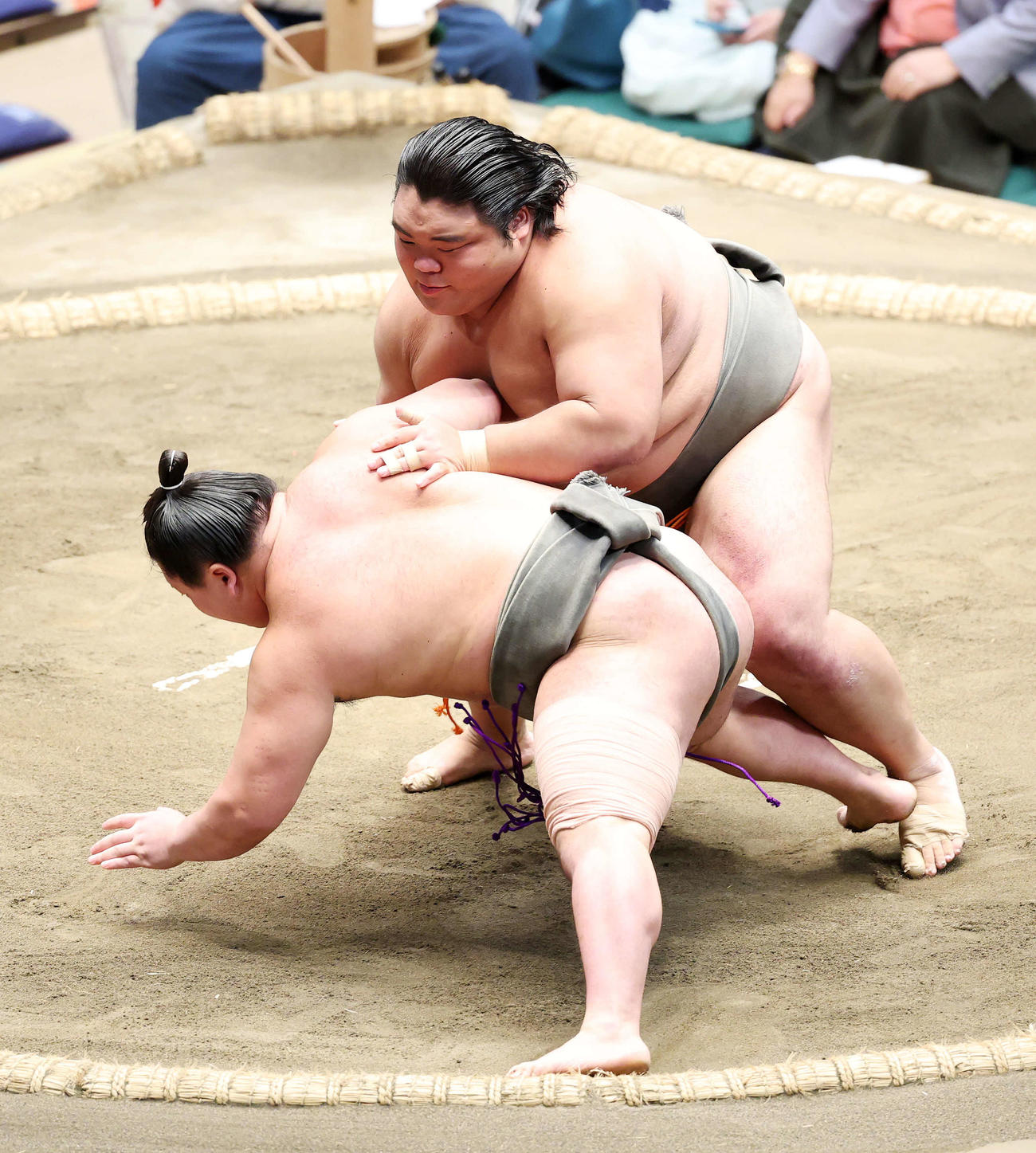 松井（手前）を突き落としで破る五島（撮影・鈴木正人）