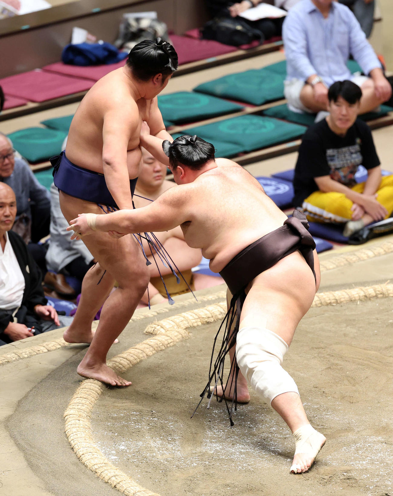 羽出山（左）を押し出しで破る朝乃山（撮影・鈴木正人）