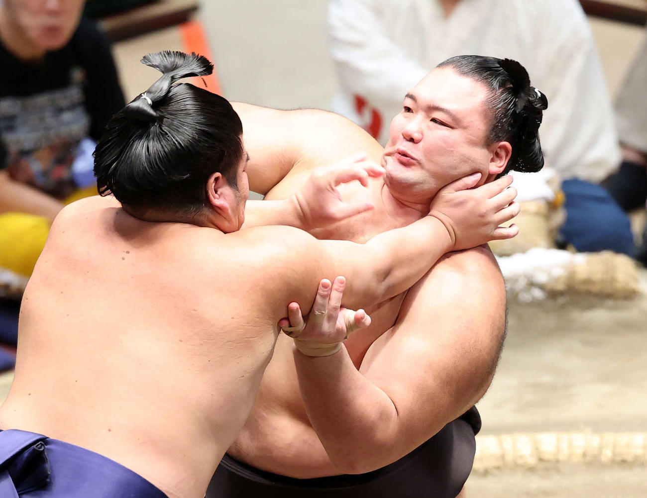 羽出山（左）の攻めを耐える朝乃山（撮影・鈴木正人）