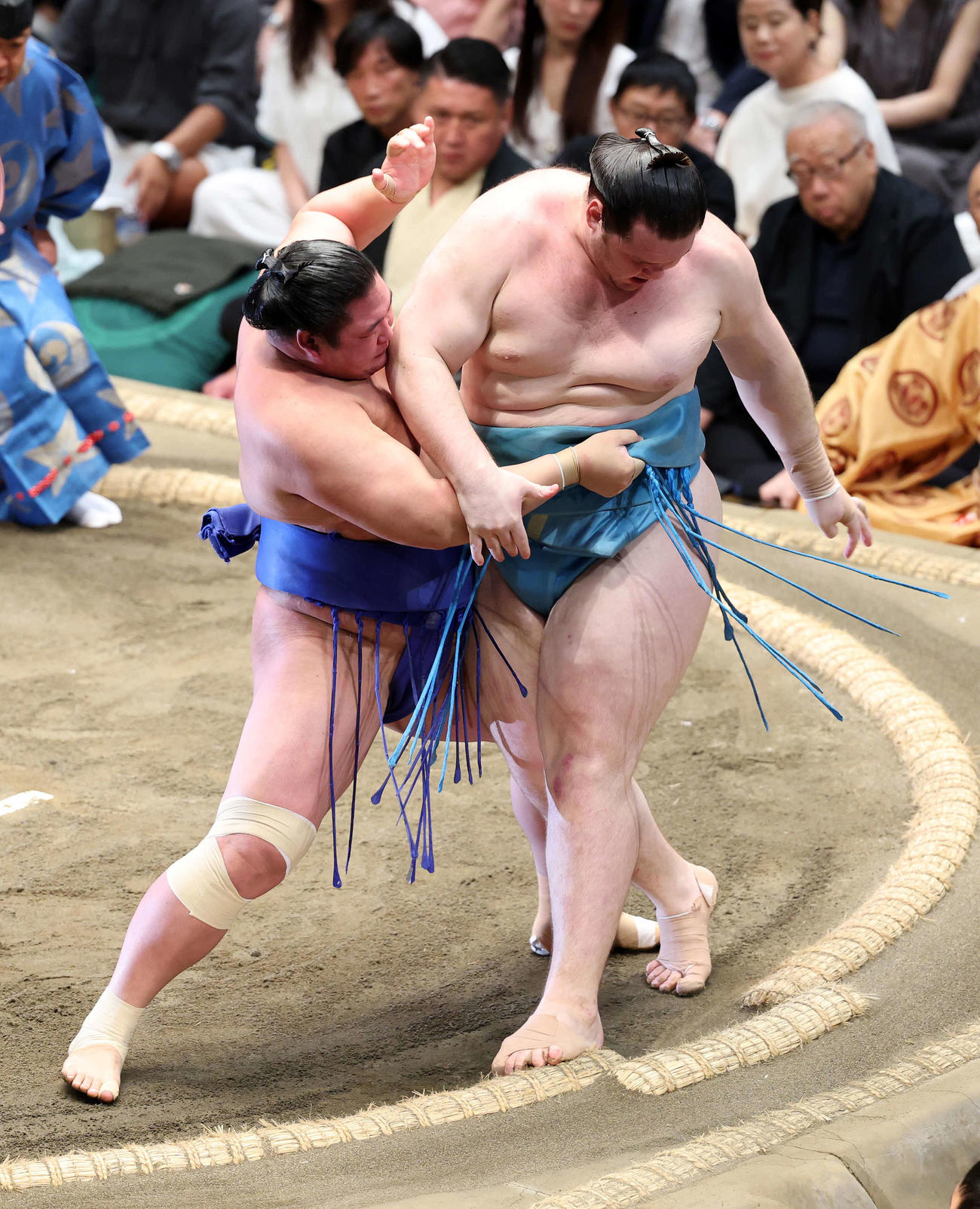 獅司（右）を寄り切りで破る欧勝海（撮影・鈴木正人）