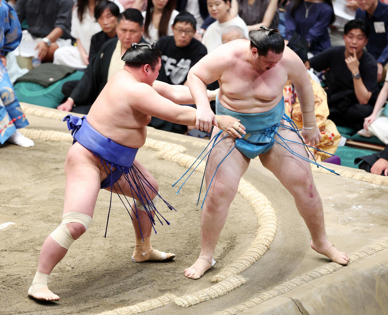 獅司（右）を寄り切りで破る欧勝海（撮影・鈴木正人）