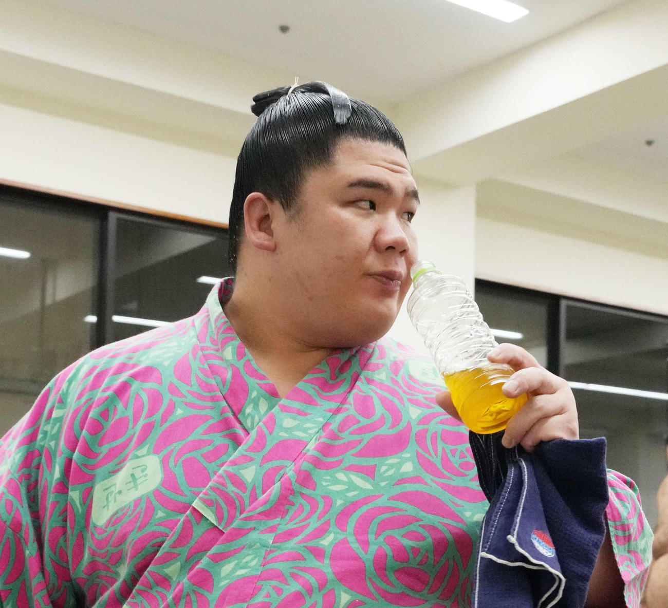 支度部屋を引き揚げる宇良（2025年9月23日撮影）