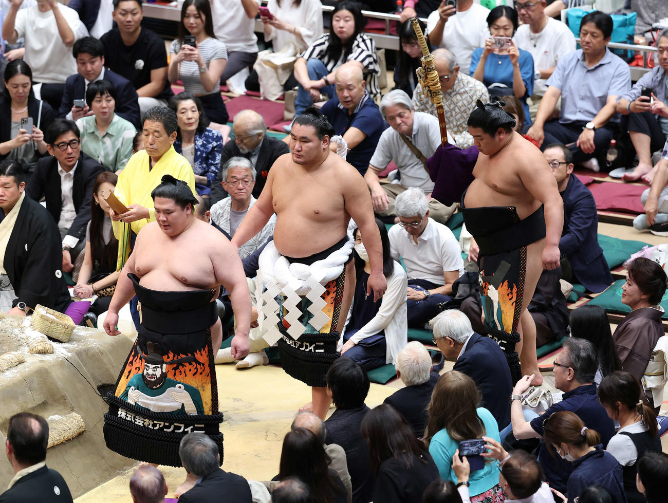 土俵入りする豊昇龍、露払いは宇良、太刀持ちは平戸海（2025年9月23日撮影）