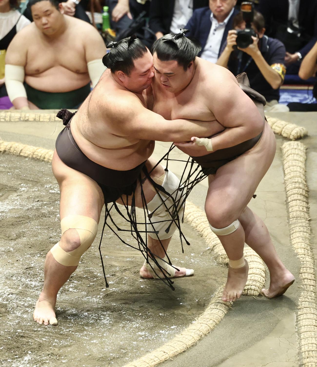 朝乃山（左）は英乃海を寄り切りで破る（撮影・河田真司）