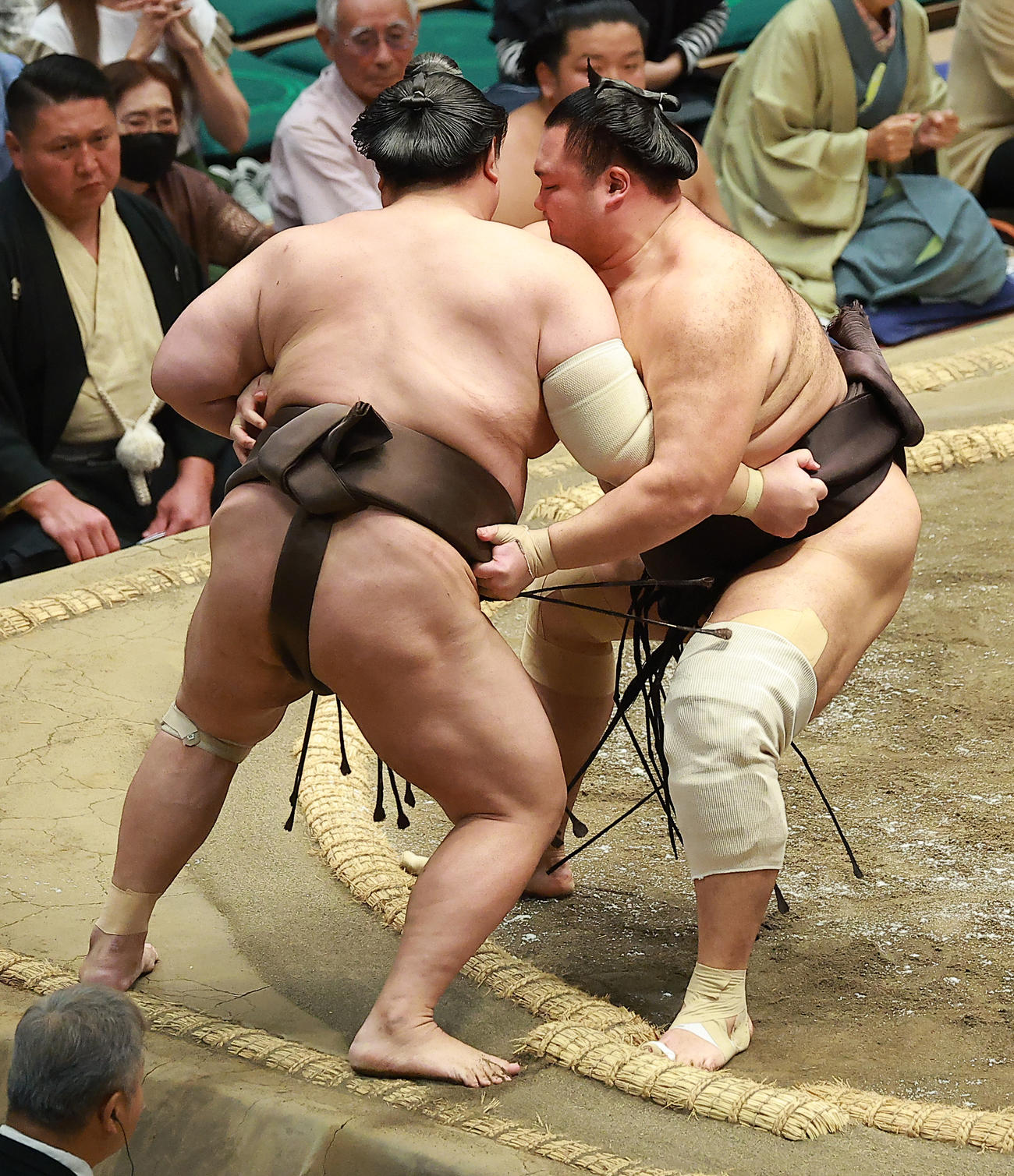 英乃海（左）を寄り切りで破る朝乃山（撮影・中島郁夫）