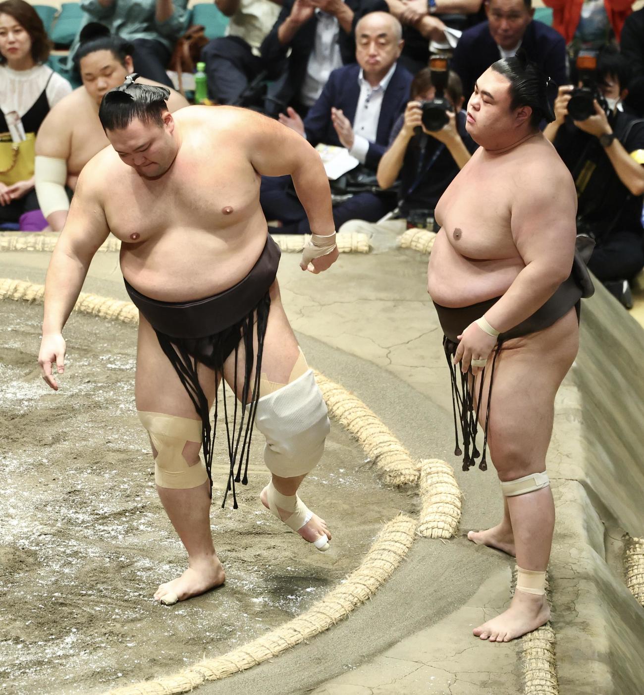 朝乃山（左）は英乃海を寄り切りで破る（撮影・河田真司）
