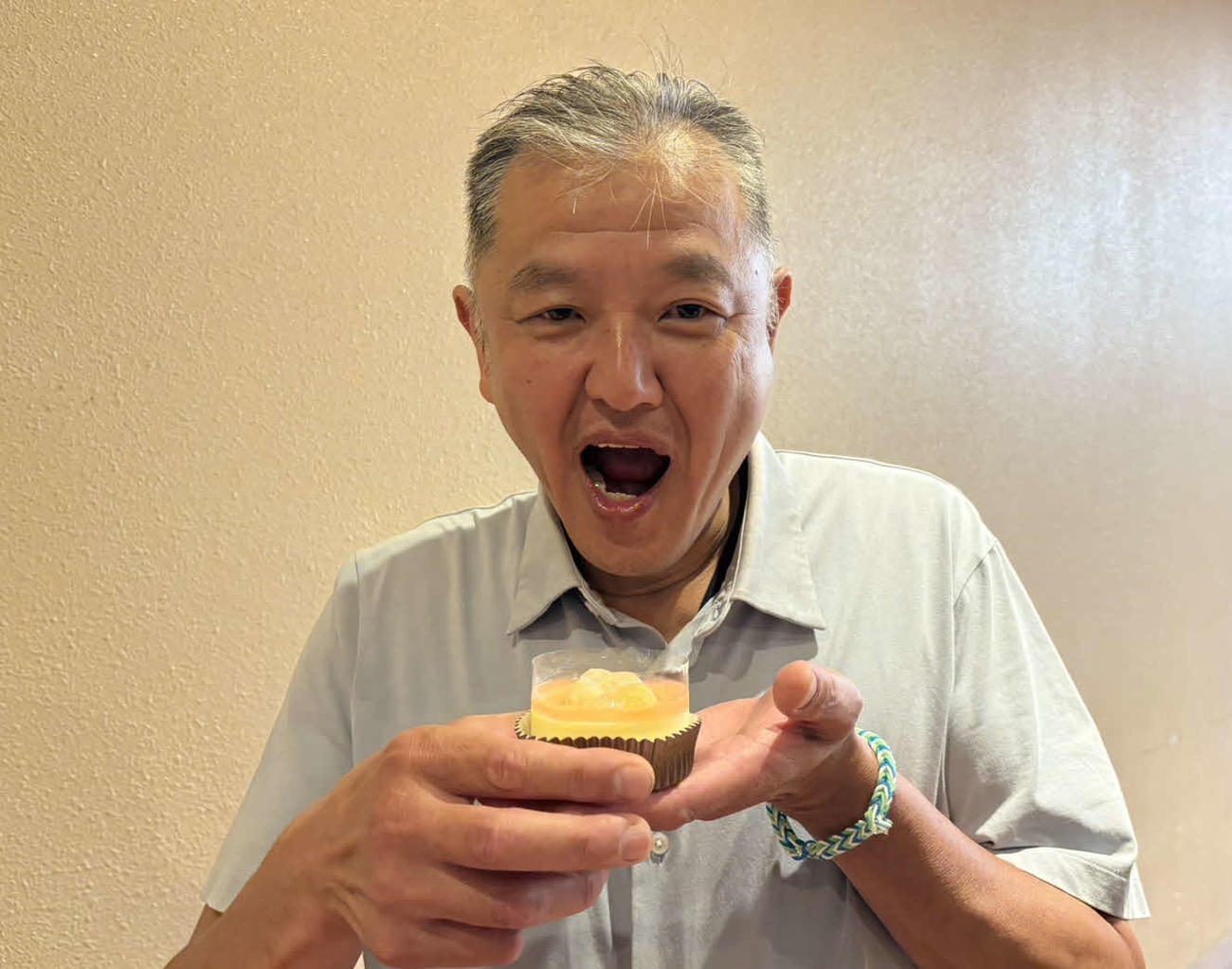 ケーキにかぶりつく一等床山の床仁。24日に59歳になった