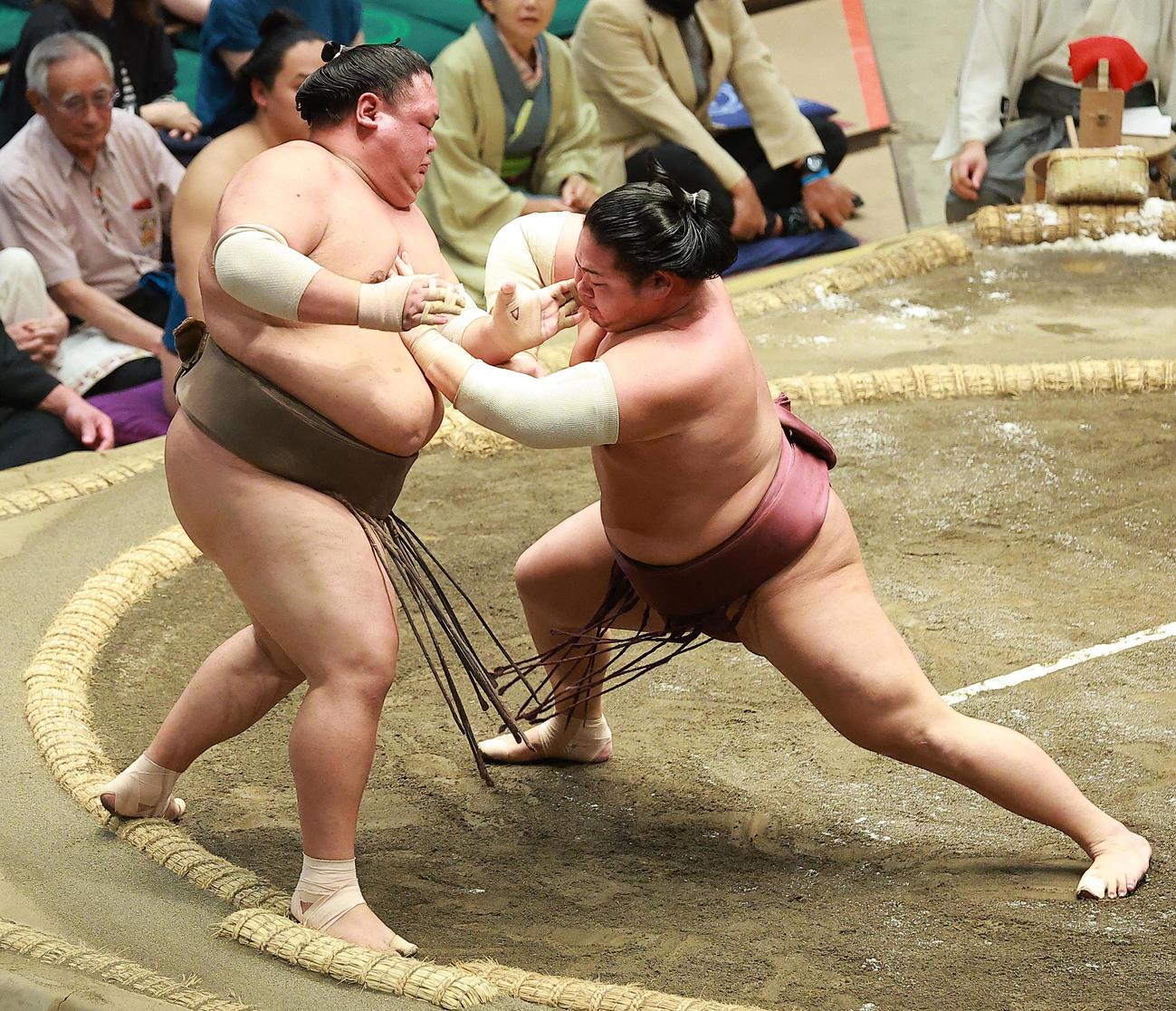 荒篤山（左）を押し出しで破る錦富士（撮影・中島郁夫）