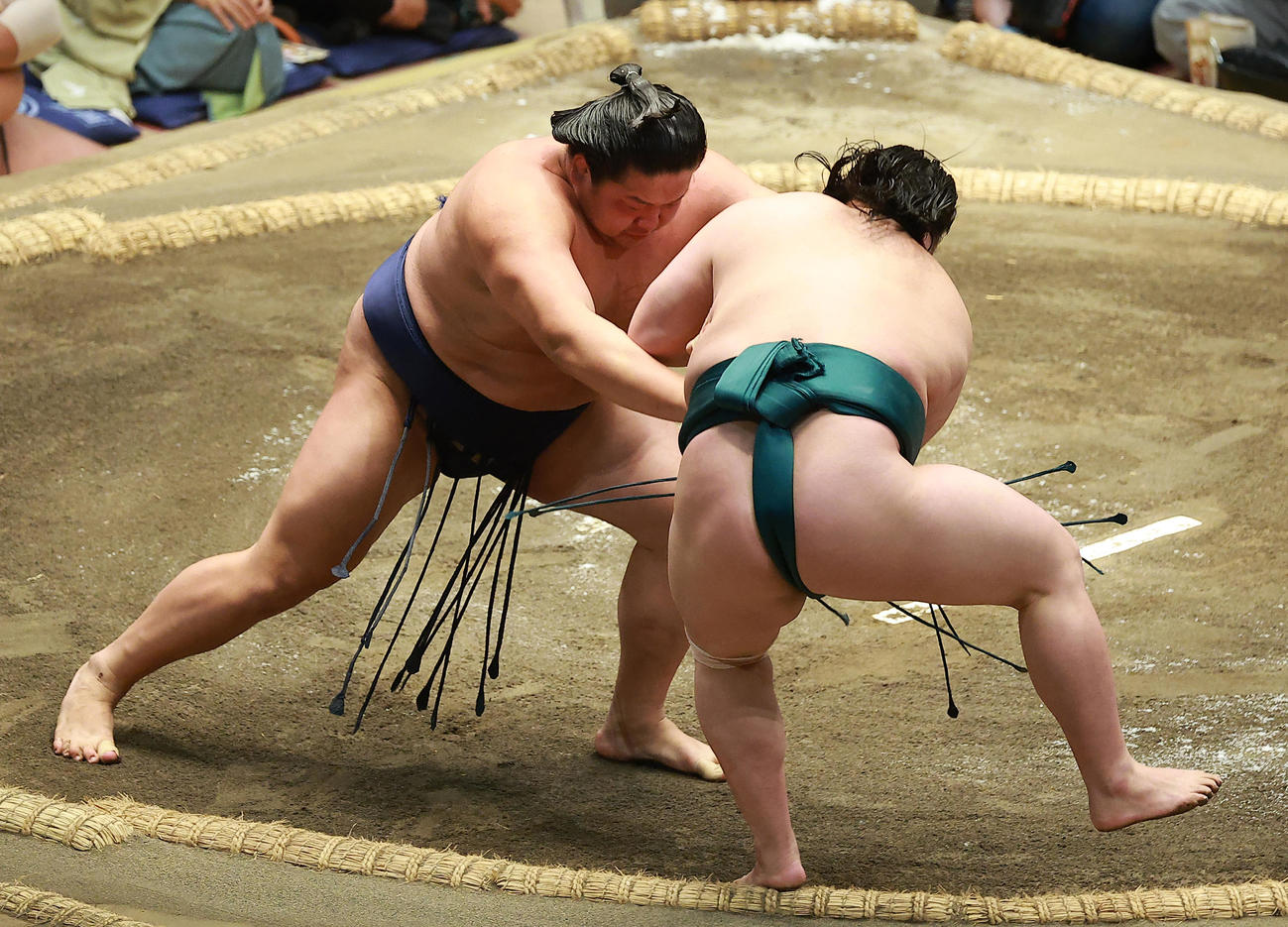 三田（右）を押し出しで破る朝白龍（撮影・中島郁夫）