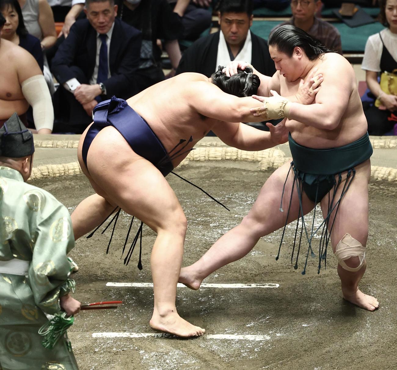朝白龍（左）の足を狙う三田（撮影・河田真司）