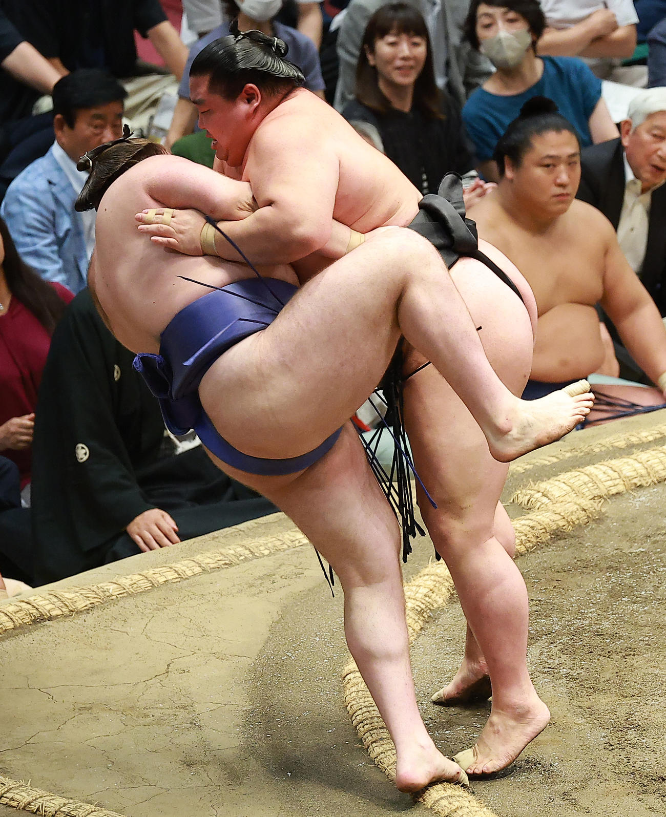安青錦（左）を寄り倒しで破る正代（撮影・中島郁夫）