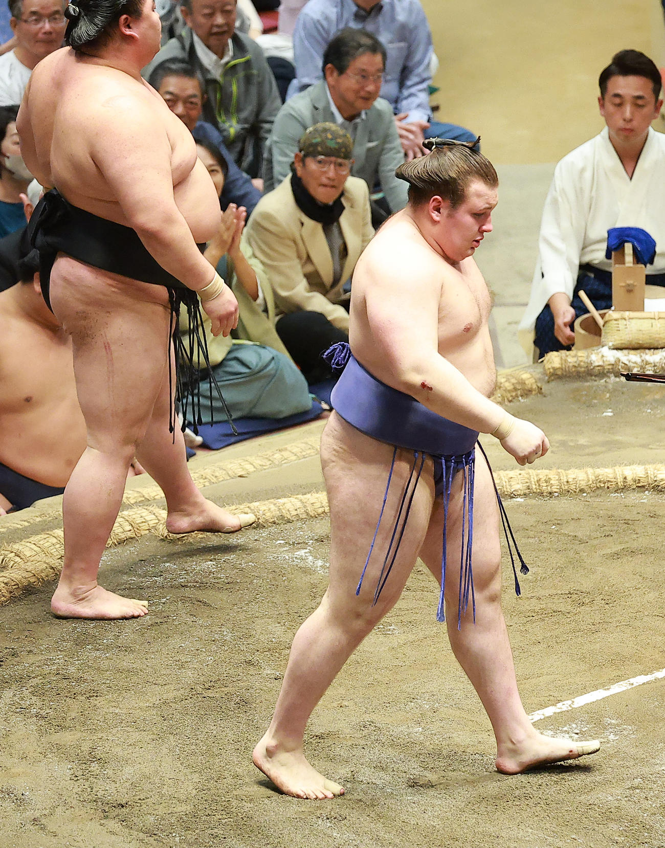 正代（左）に敗れた安青錦（撮影・中島郁夫）
