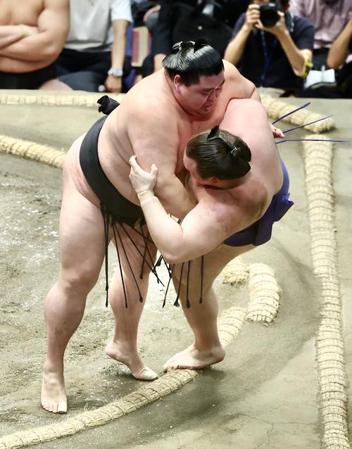 正代、12歳下の安青錦退け2敗守る「若い子増えたら盛り上がる」と言い