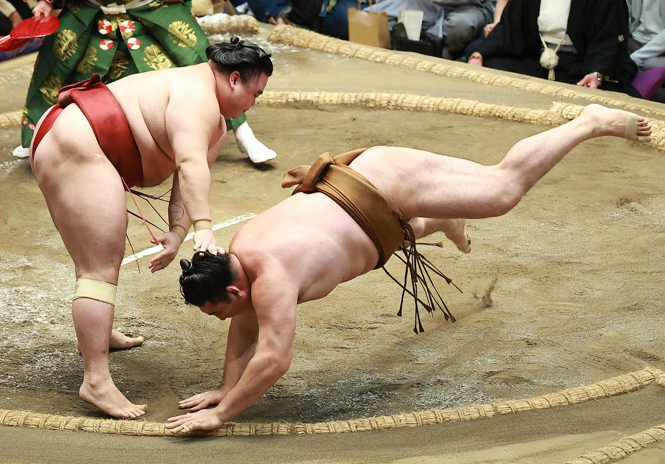 竜電（右）をはたき込みで破る隆の勝（撮影・中島郁夫）