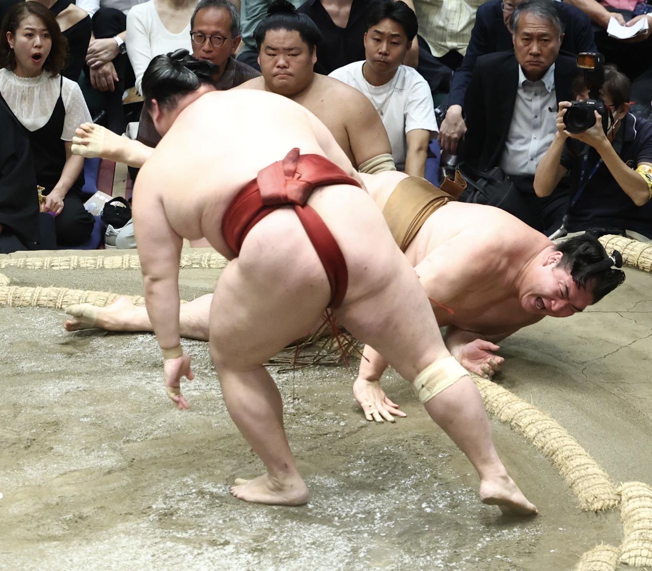 隆の勝（左）は竜電をはたき込みで破る（撮影・河田真司）