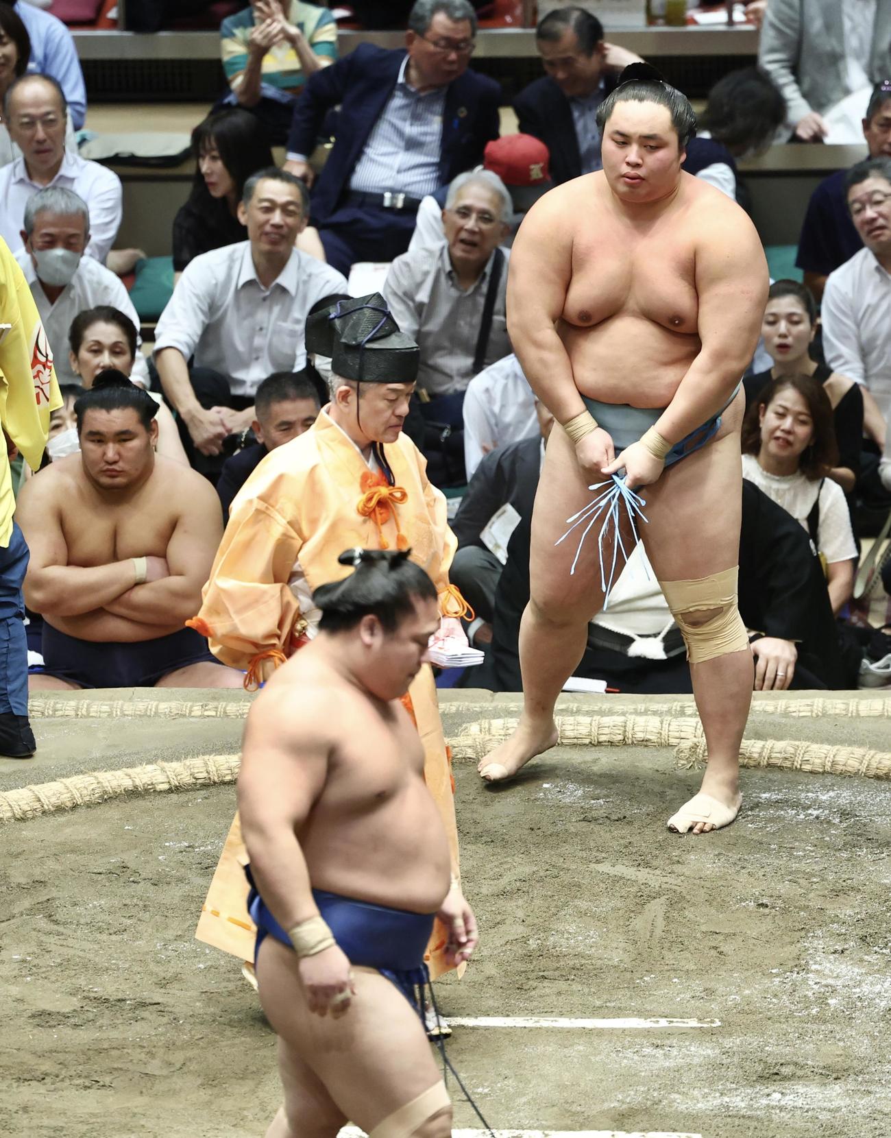 若隆景（手前）を寄り切りで破る琴勝峰（撮影・河田真司）