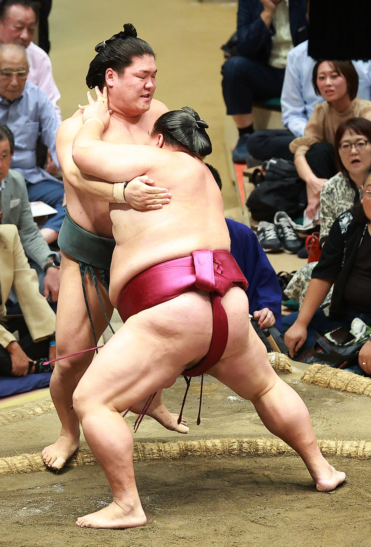 朝紅龍（左）を寄り切りで破る御嶽海（撮影・中島郁夫）