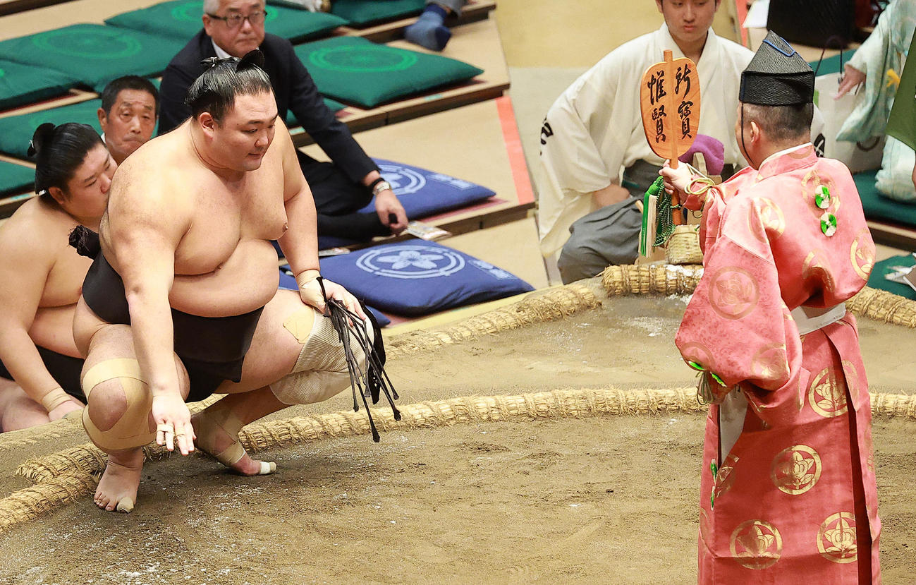 勝ち名乗りを受ける朝乃山（撮影・中島郁夫）