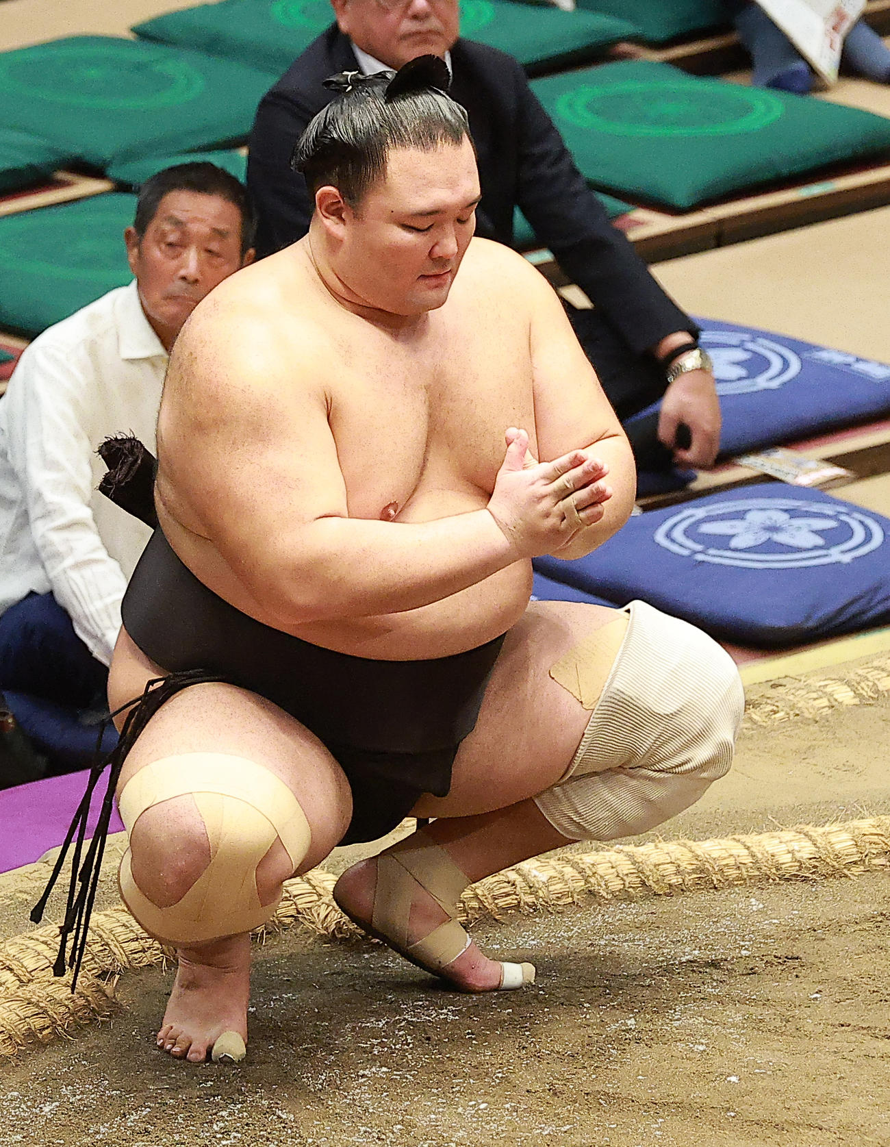 合掌するような所作に見える朝乃山（撮影・中島郁夫）