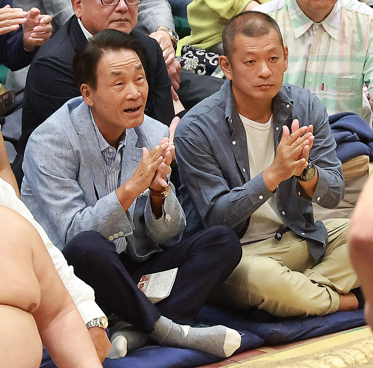 相撲観戦するおぼん・こぼんのおぼん（左）とU字工事の益子卓郎（撮影・中島郁夫）
