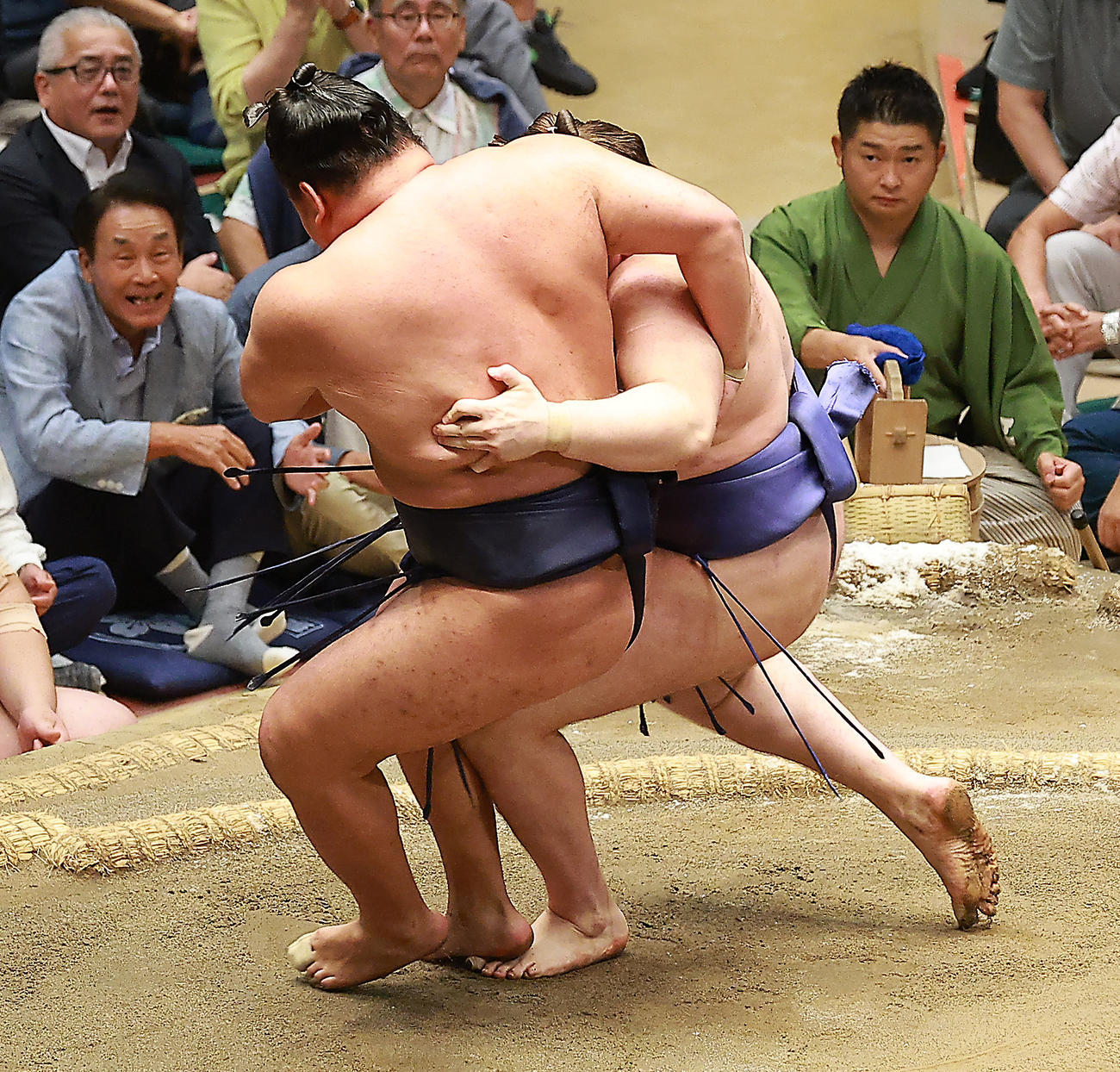 豊昇龍（左）を切り返しで破る安青錦（撮影・中島郁夫）