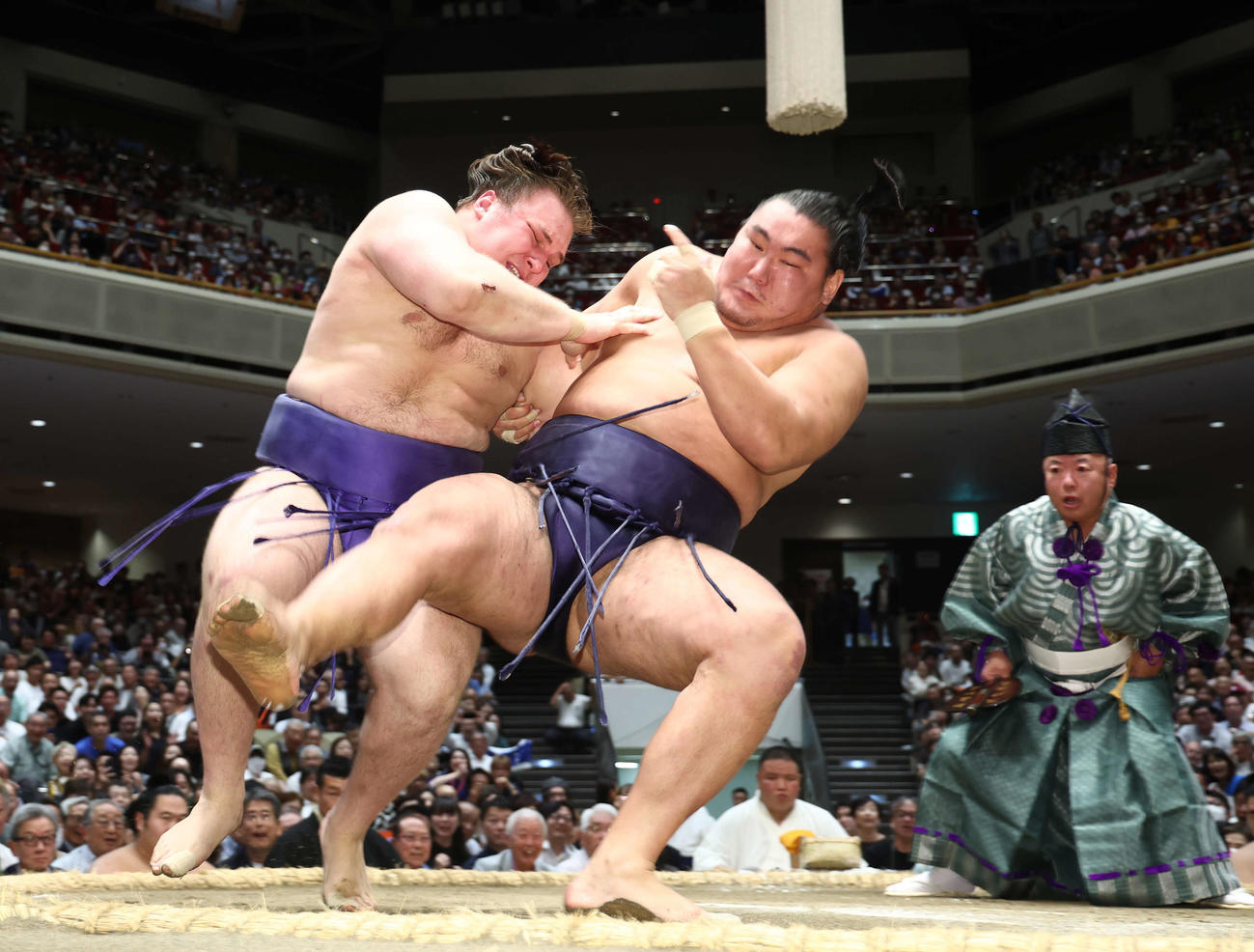 安青錦（左）は豊昇龍を切り返しで破る（撮影・河田真司）