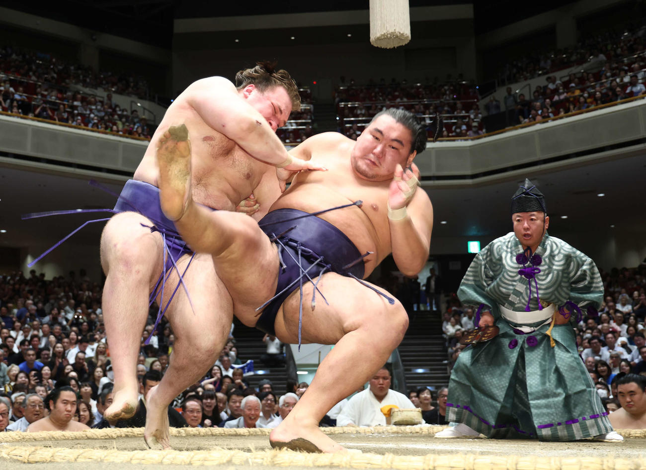 安青錦（左）は豊昇龍を切り返しで破る（撮影・河田真司）