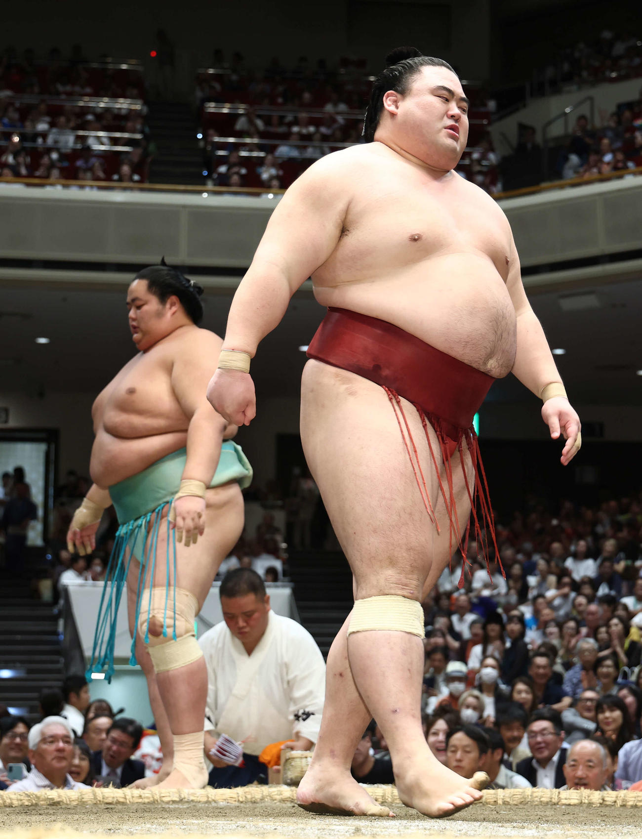 琴桜（左）を押し出しで破る隆の勝（撮影・河田真司）