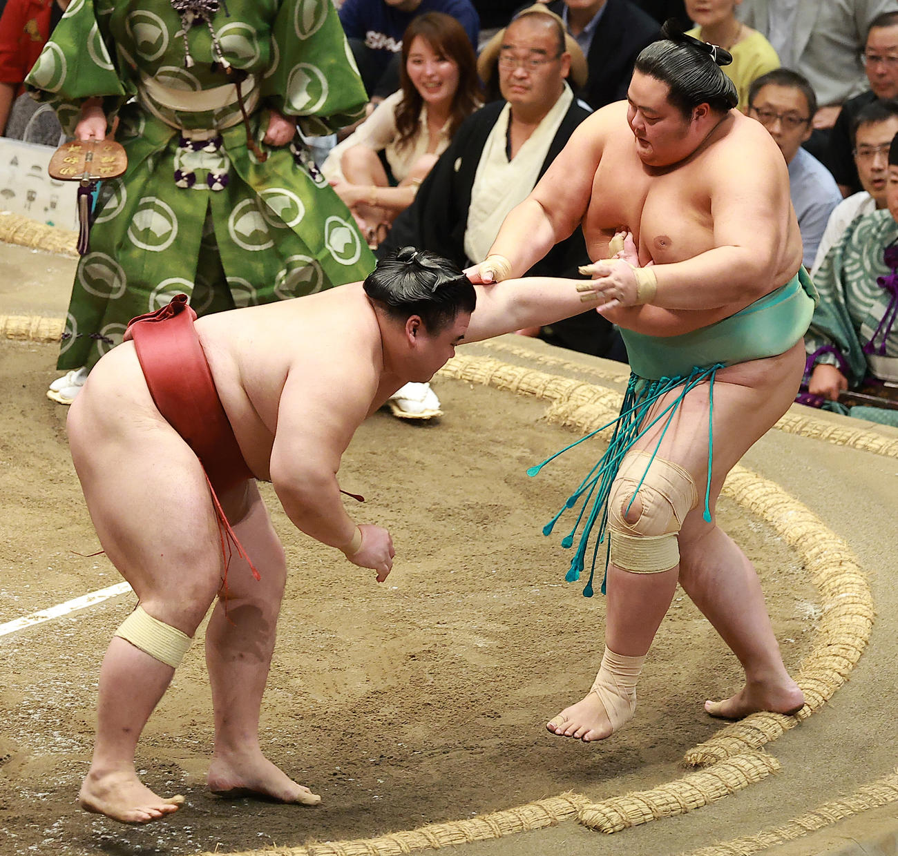 琴桜（右）を押し出しで破る隆の勝（撮影・中島郁夫）