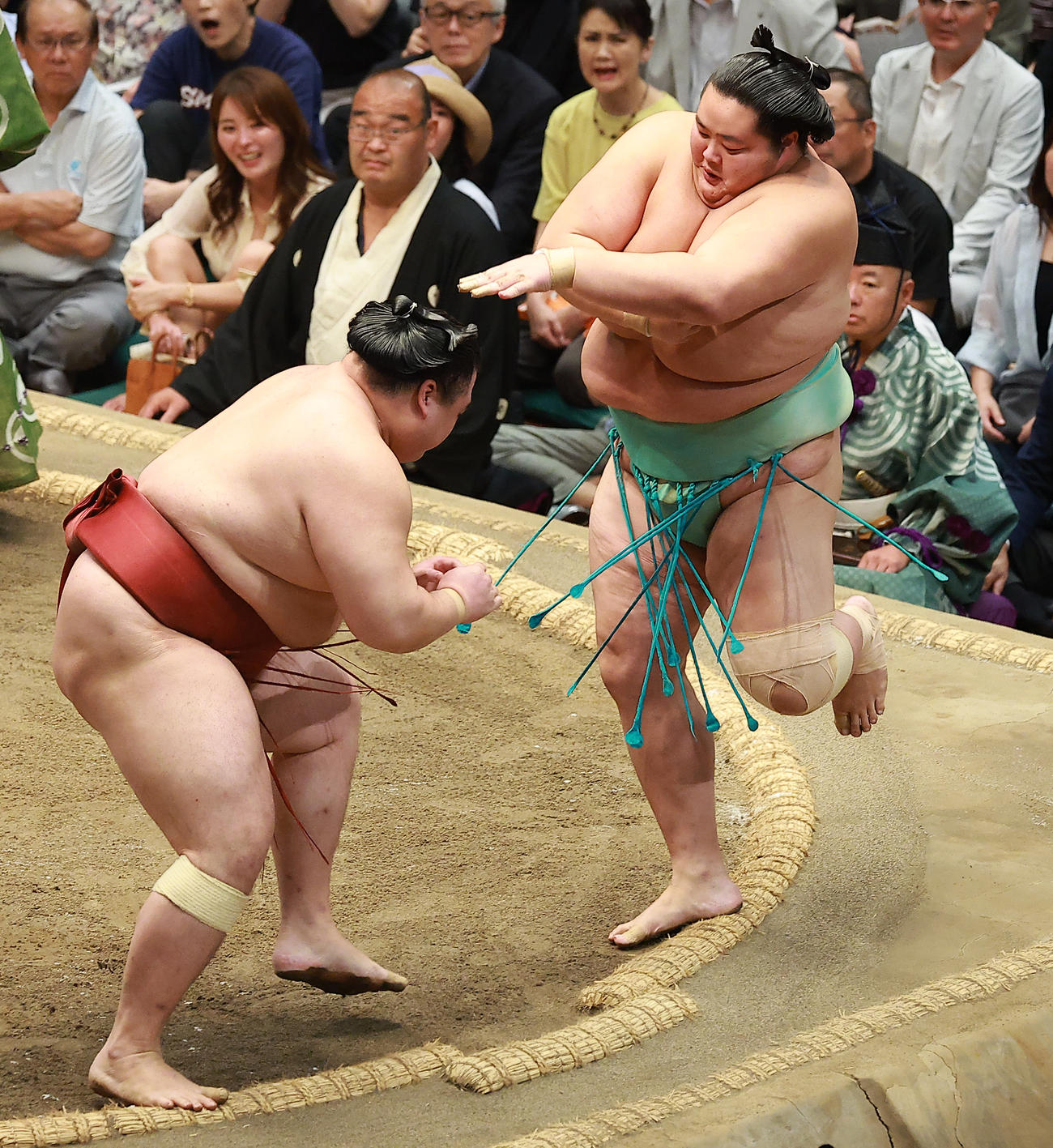 隆の勝（左）に押し出しで敗れる琴桜（撮影・中島郁夫）