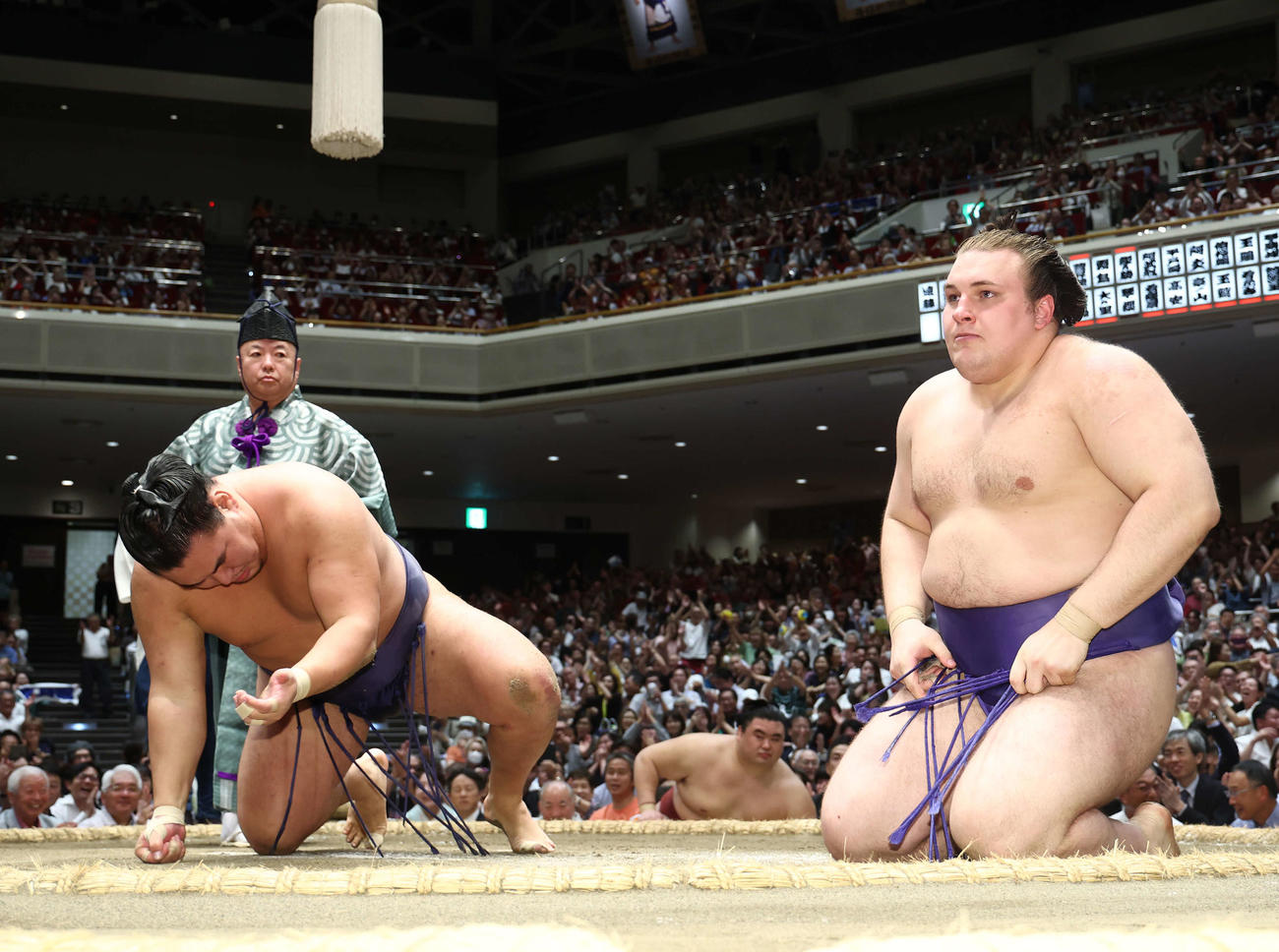 豊昇龍（左）を切り返しで破る安青錦（撮影・河田真司）
