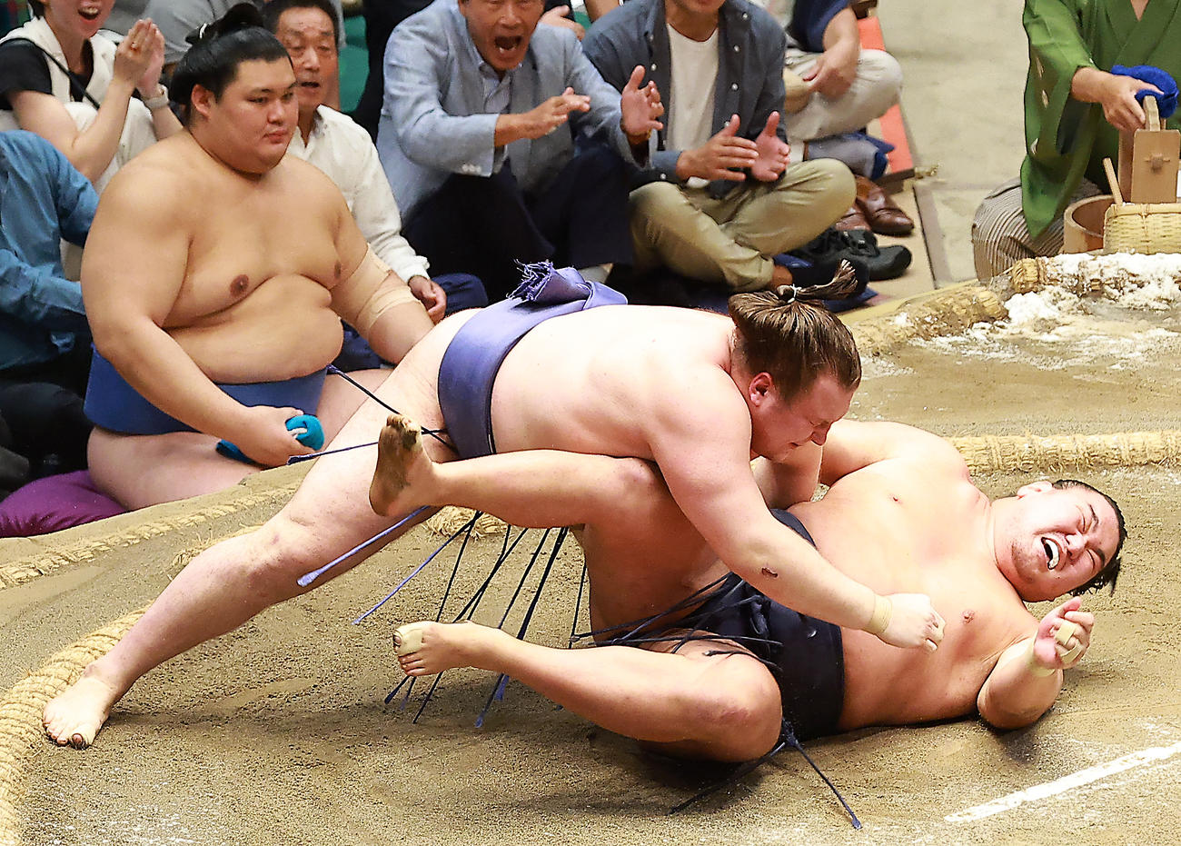 豊昇龍（右）を切り返しで破る安青錦（撮影・中島郁夫）