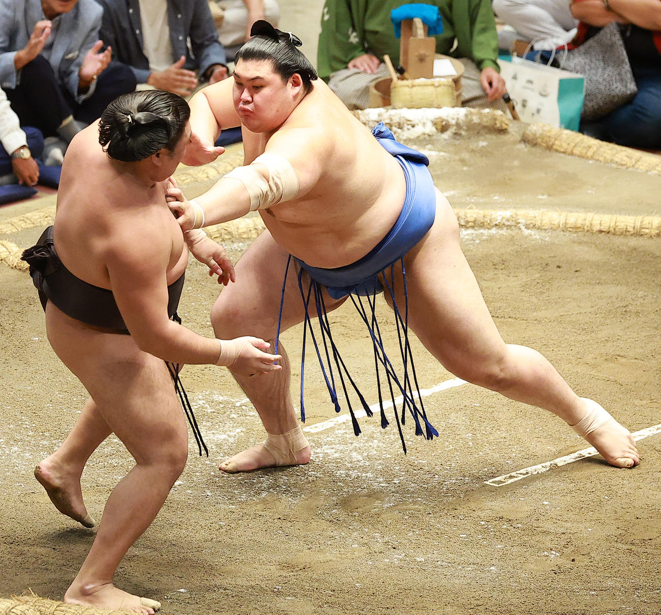 霧島（左）を押し出しで破る大の里（撮影・中島郁夫）
