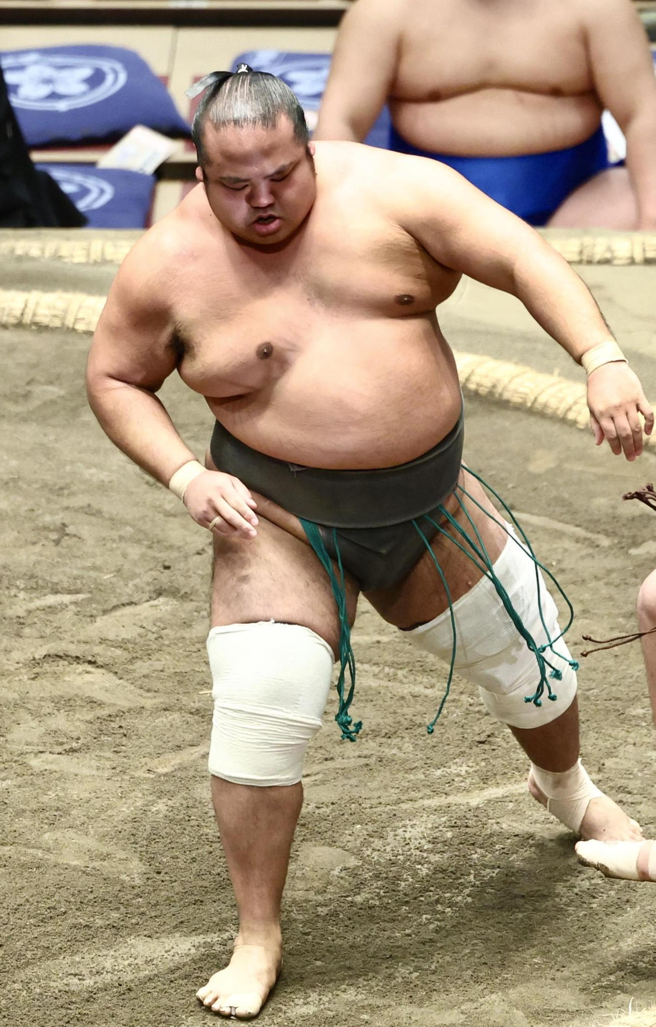 島津海（左）は北の若を押し出しで破る（撮影・河田真司）