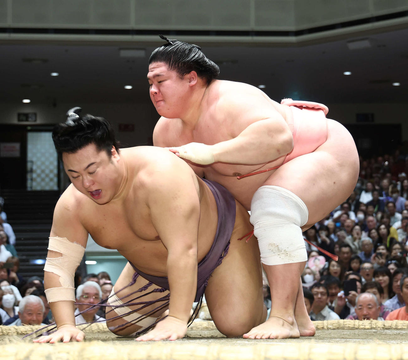 翔猿（左）をはたき込みで破る宇良（撮影・河田真司）