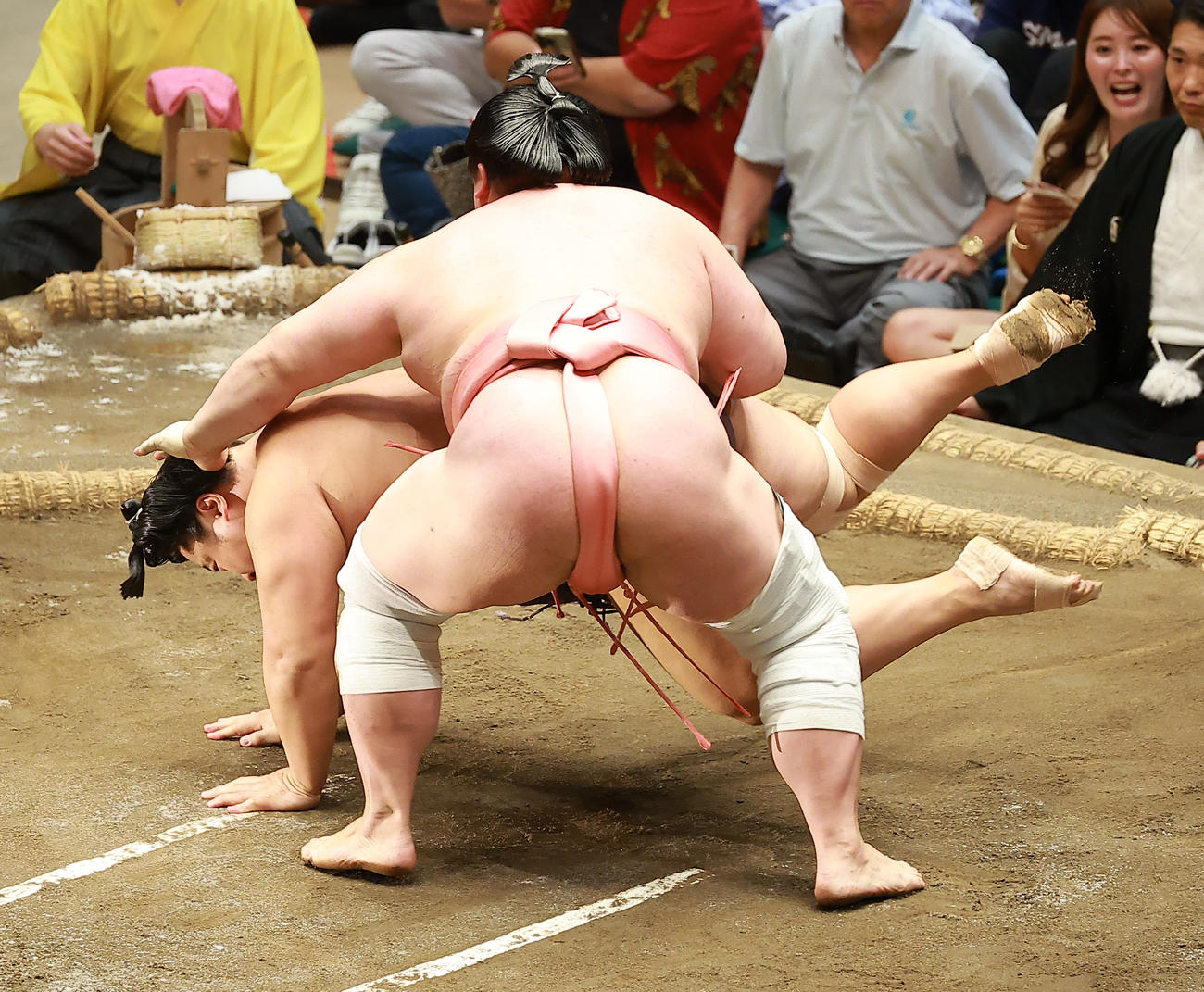 翔猿（左）をはたき込みで破る宇良（撮影・中島郁夫）